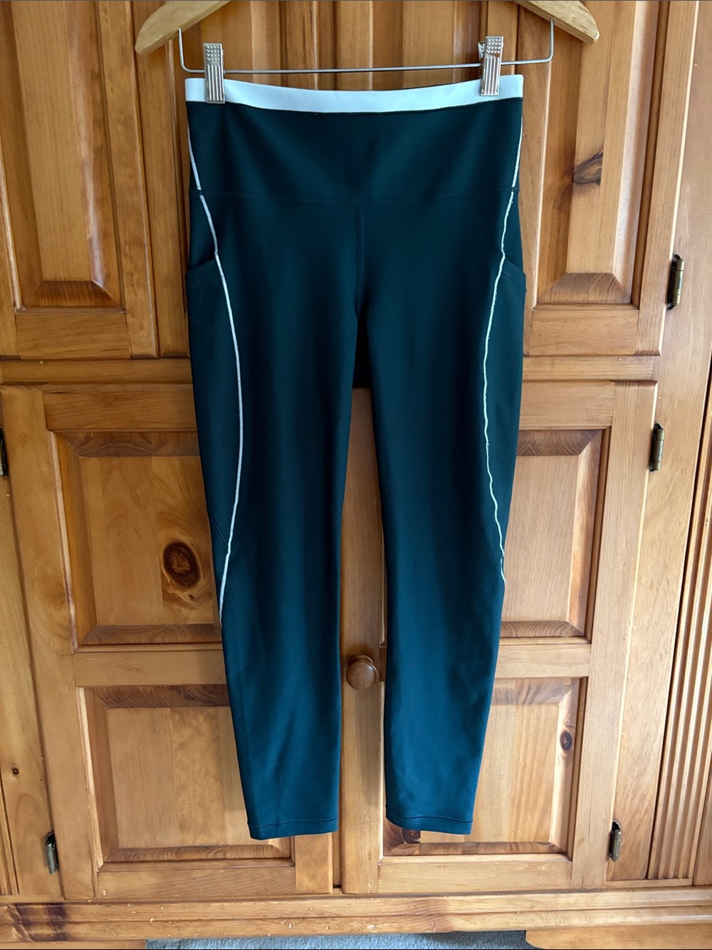 Athleta Interval Stash Tipped 7/8 Legging Pockets